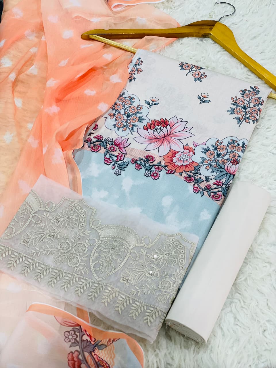 Luxury Lawn Embroided 3pc D-08