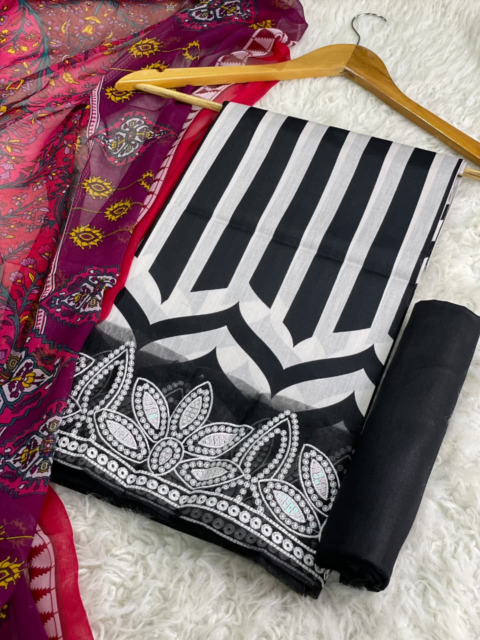 Luxury Lawn Embroided 3pc D-07